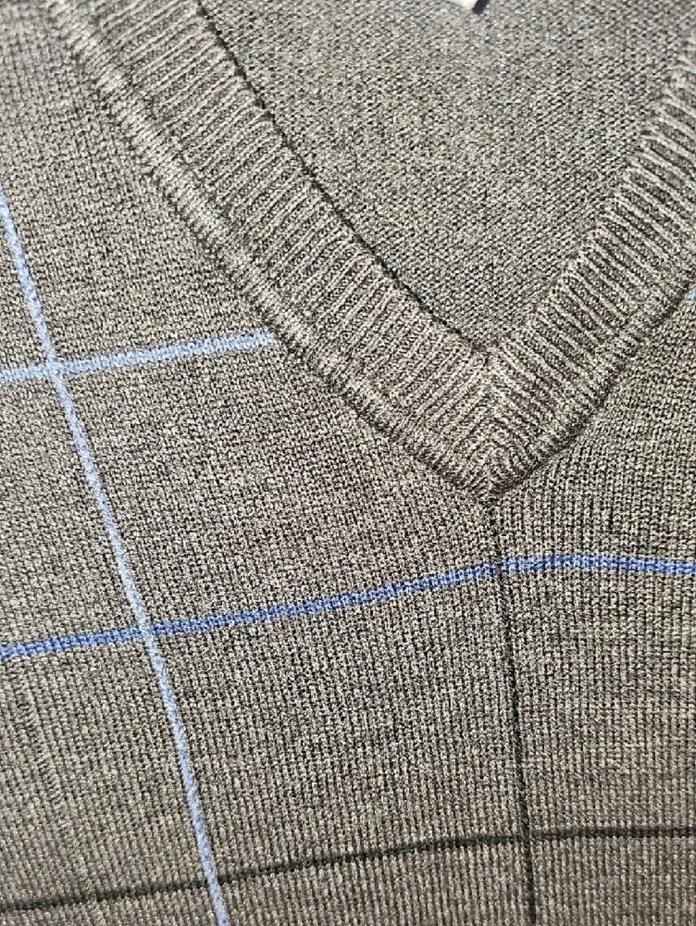 Dockers NWOT Dark Gray V-Neck Men's Sweater Vest with Blue Windowpane  Large